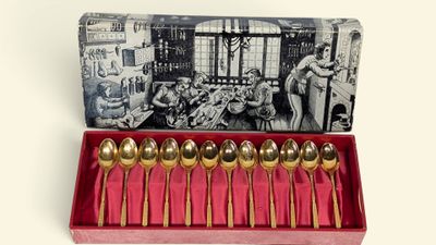 un lot de six cuillères en or dans un coffret rouge