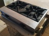 une cuisinière posée sur un chariot dans une cuisine