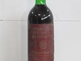 une bouteille de vin posée sur un comptoir