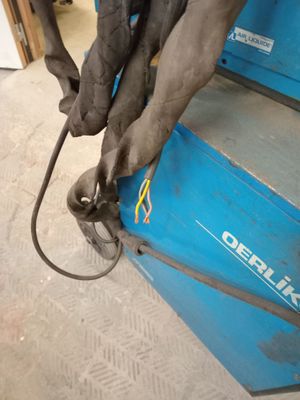 un homme qui travaille sur une machine dans le garage