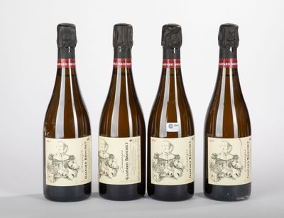 trois bouteilles de vin posées l'une à côté de l'autre sur une table