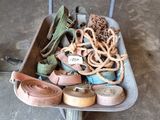 une brouette remplie de vieux objets dans un garage