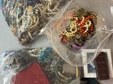 un sac contenant des perles et d'autres objets posé sur une table