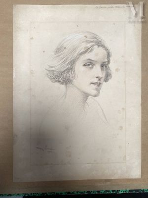 On voit le dessin du visage d'une femme sur une feuille de papier
