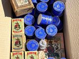 une boîte en carton remplie de boîtes de conserve bleues et d'autres objets