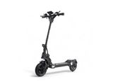 gros plan d'un scooter sur fond blanc