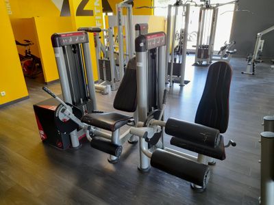 une salle de sport équipée de divers appareils