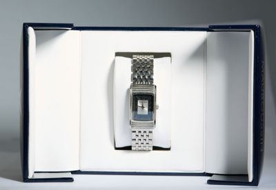 un téléphone portable dans une boîte contenant une montre
