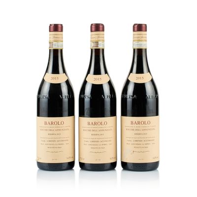trois bouteilles de vin rouge posées l'une à côté de l'autre sur une surface blanche