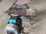 une petite machine qui se trouve dans un garage