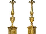paire de chandeliers anciens en laiton sur piédestal sur fond blanc
