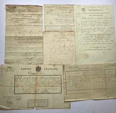 quelques vieux papiers sont posés sur une surface blanche