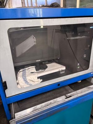 une image représentant un four à micro-ondes contenant des micro-ondes