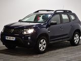 La Dacia bleue est garée dans une pièce au sol carrelé