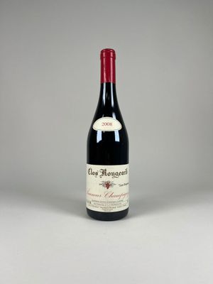 une bouteille de vin rouge posée sur une table blanche