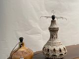 deux vases posés sur une table en bois