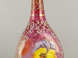 un vase en verre sur lequel est peinte une fleur