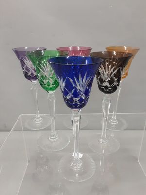 6 verres à pied de couleur en cristal.