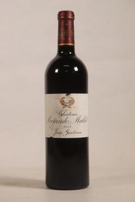 une bouteille de vin posée sur une table
