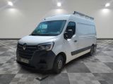 la photo d'une camionnette blanche garée dans une pièce