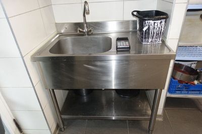 SUR DESIGNATION : Une petite plonge inox un bac *** Charge à…