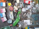 tout un tas d'objets divers éparpillés par terre