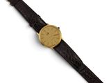 une montre-bracelet plaquée or avec un bracelet en cuir d'alligator noir