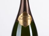 La bouteille de champagne est posée sur la table, prête à être servie.