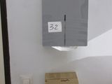 une boîte posée sur une table, à côté d'un distributeur de papier essuie-tout