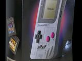 une boîte contenant une Game Boy sur fond noir