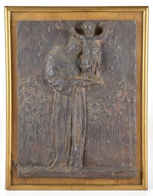 une image représentant une plaque en bronze sur laquelle figure un homme tenant un oiseau