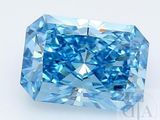 un gros plan d'un diamant bleu sur une surface blanche