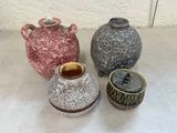 trois vases posés l'un à côté de l'autre sur une table