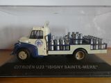 un camion miniature avec tout un tas de boîtes de conserve à l'arrière