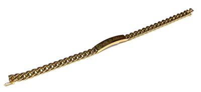 gros plan d'un bracelet en or sur fond blanc