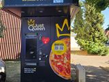 un distributeur automatique sur lequel est représentée une pizza
