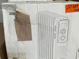 une boîte en carton sur laquelle est posé un radiateur