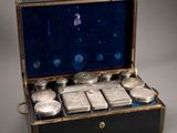 une boîte contenant de nombreux objets en argent