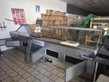 une photo de la cuisine d'un restaurant où l'on voit beaucoup de plats posés sur le comptoir