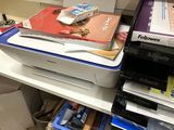 une pile de fournitures de bureau posée sur une étagère dans une salle de bains