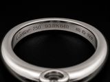 Gros plan sur une bague ornée d'un diamant