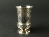 une coupe en argent ornée d'une image, posée sur une table