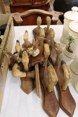 une boîte remplie d'oiseaux en bois posée sur une table