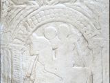 une image représentant un relief en pierre représentant une femme et un chien