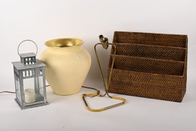 un vase jaune, une lanterne et un panier posés sur une table