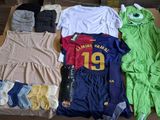 un tas de vêtements posés sur une table