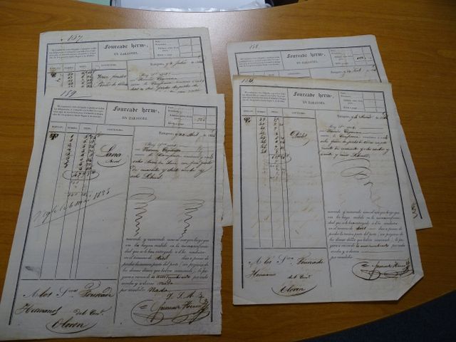 9 lettres de voiture , 6 passeports  à l’intérieur , billets de l...
