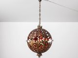 gros plan d'un lustre suspendu au plafond