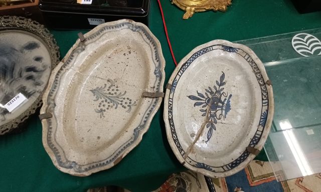 Deux plats ovales en faïence. Recoller et agrafer