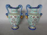 deux vases munis d'anses de chaque côté